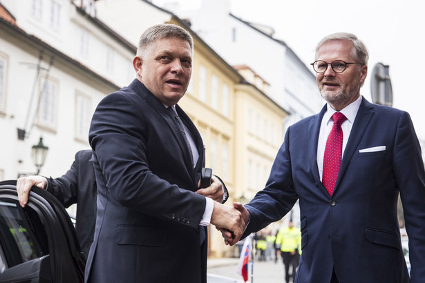 Petr Fiala i Robert Fico, premierzy Czech i Słowacji. Stosunki Czech ze Słowacją są najbardziej napięte od powstania dwóch niepodległych państw w 1993 r.