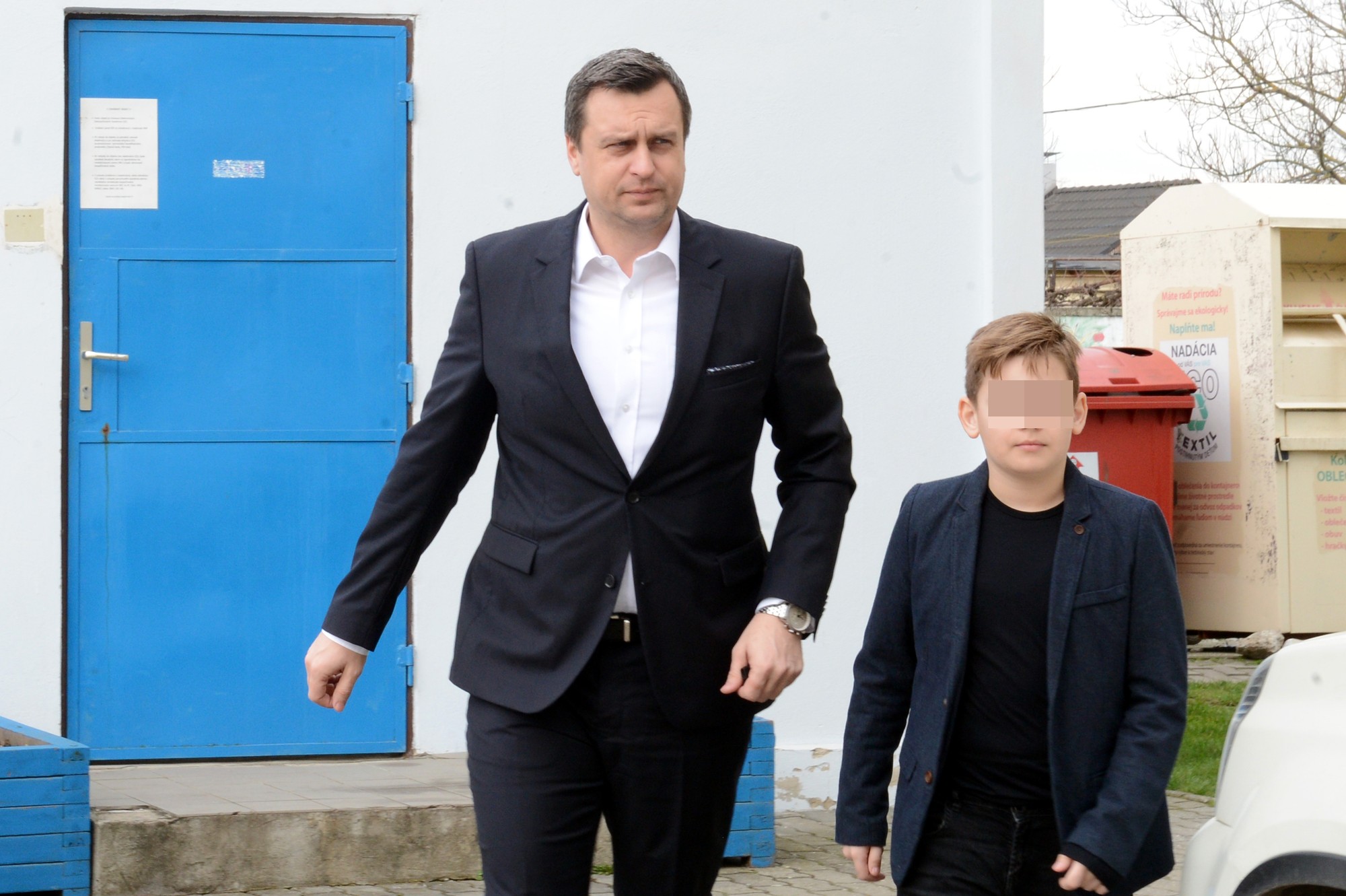 Andrej Danko so synom Adamom v roku 2016 počas volieb do NR SR.