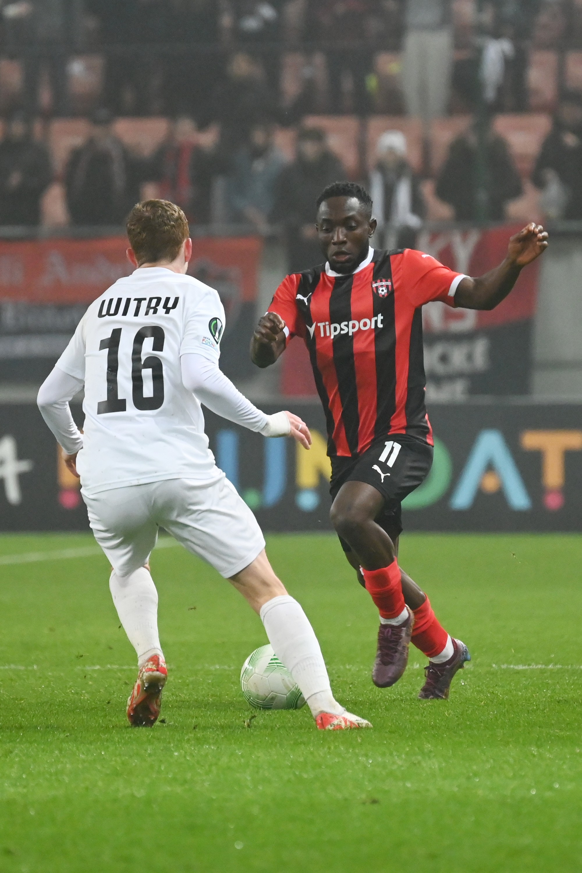 Vpravo hráč Spartaka Philip Azango a hráč Ludogorca Asiak Fonn Witry.