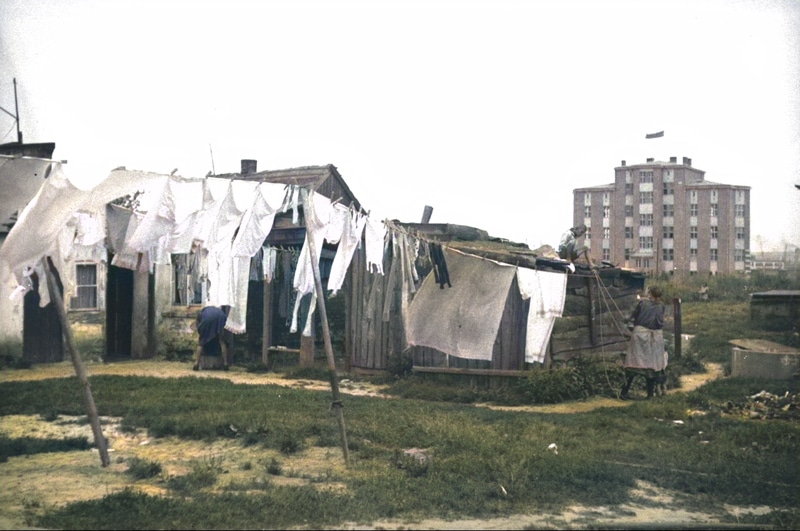 Baraki mieszkalne w Gdyni. W tle nowy budynek. Lata 30. XX wieku. Źródło: Narodowe Archiwum Cyfrowe.