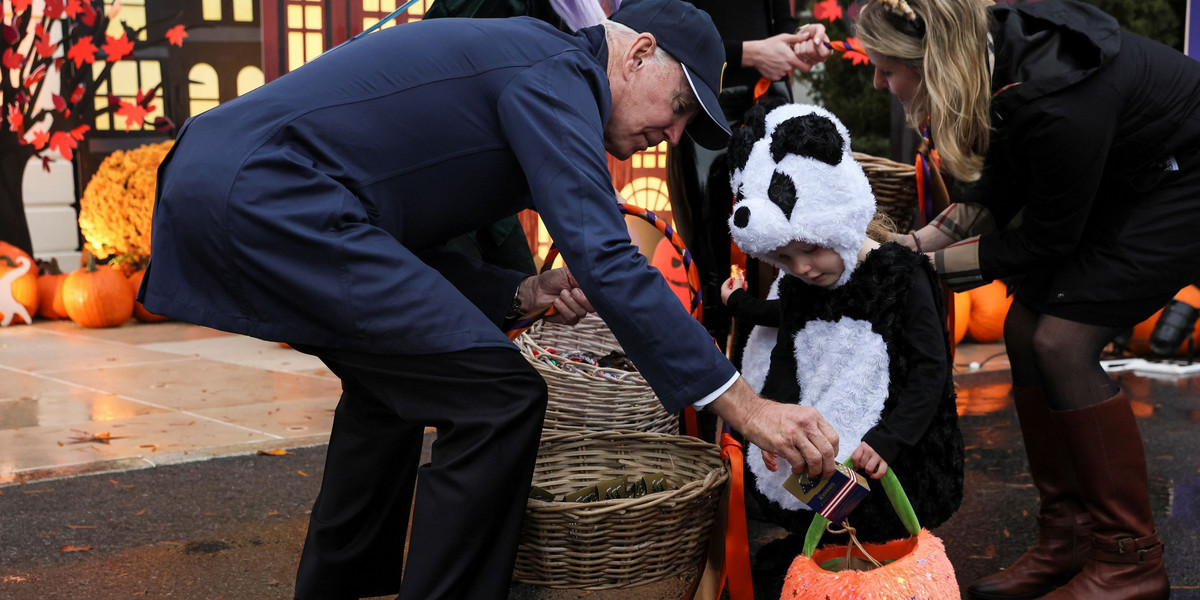 Joe Biden w Halloween przyjmował przebierańców i rozdawał cukierki.