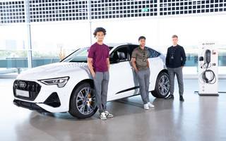 Robert Lewandowski i koledzy z Bayernu odebrali nowe auta
