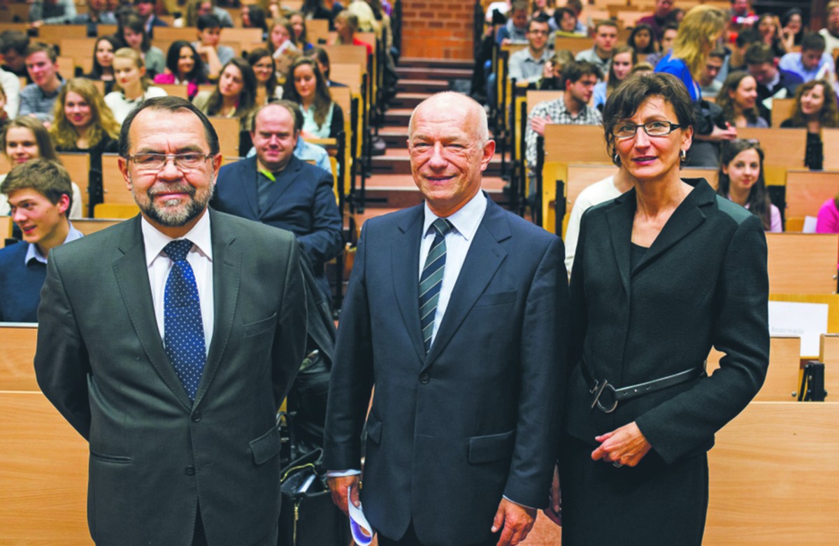 Współgospodarz spotkania z cyklu Akademia Sukcesu – dziekan WPiA UW prof. Krzysztof Rączka, gość – były minister sprawiedliwości prof. Zbigniew Ćwiąkalski, i redaktor naczelna DGP – Jadwiga Sztabińska