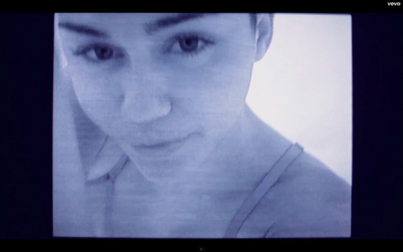 Miley Cyrus w klipie do piosenki 'Adore You'
