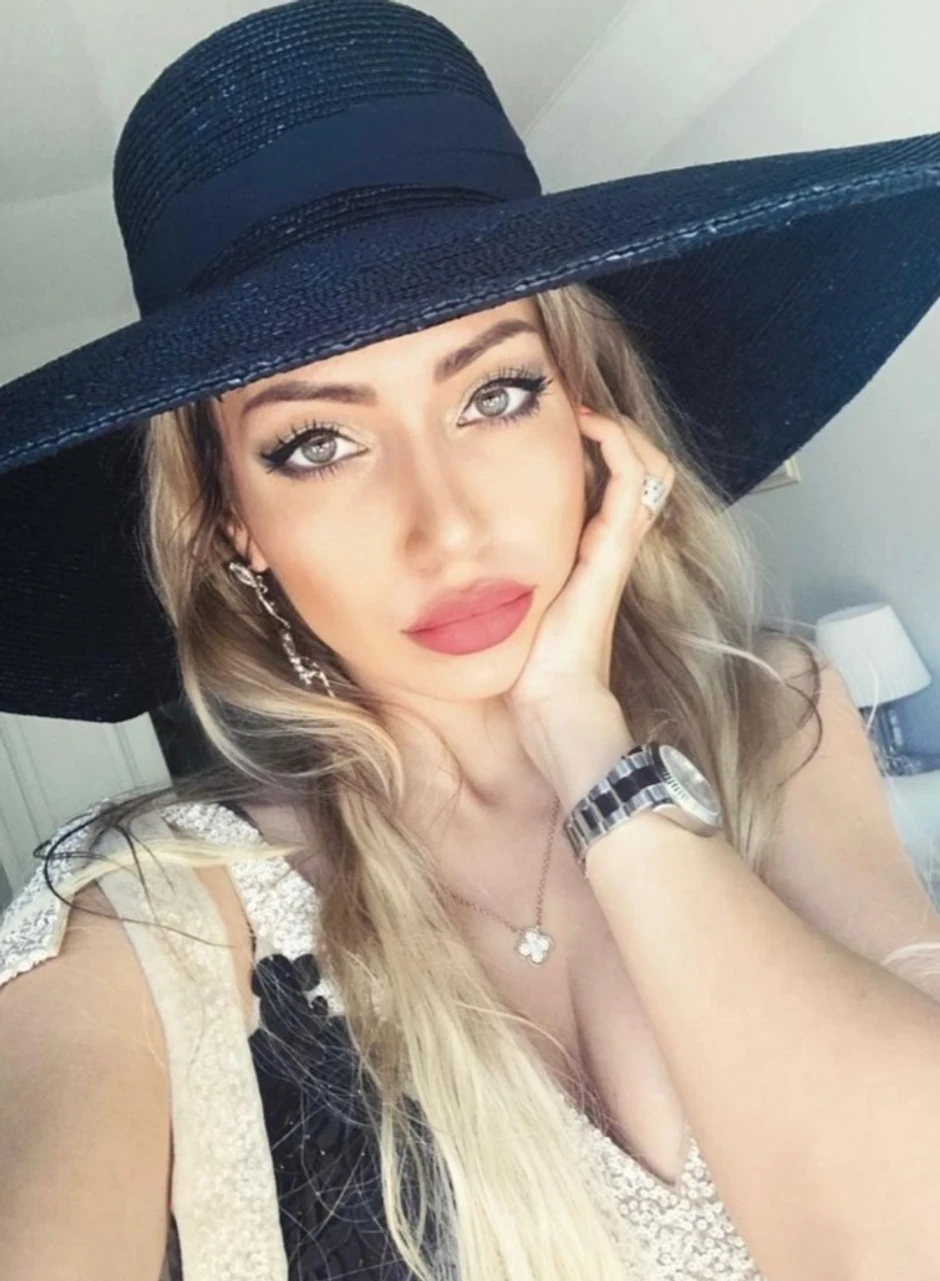 A.V. devojka Miće Megatrenda