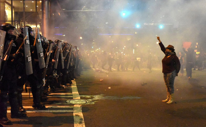 Protest w Charlotte miał początkowo pokojowy, spokojny przebieg. Kilkuset demonstrantów maszerowało ulicami miasta, kiedy rozległy się strzały. Według początkowych doniesień, miał zginąć jeden z protestujących mężczyzn, ale potem podano, że ofiara żyje, chociaż jest w stanie krytycznym. Policja poinformowała, że mężczyzna został postrzelony przez innego cywila.