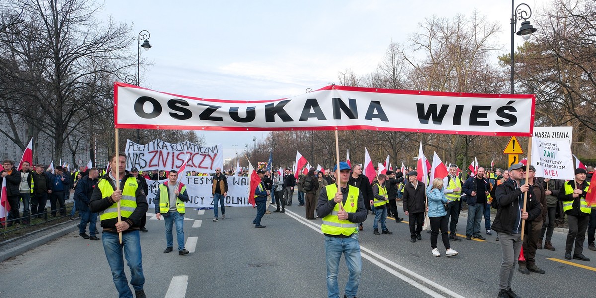 Rolnicy czują się oszukani. Gdy ich sytuacja finansowa zbliżała się do sytuacji w mieście nagle nastąpiło uderzenie w dochody