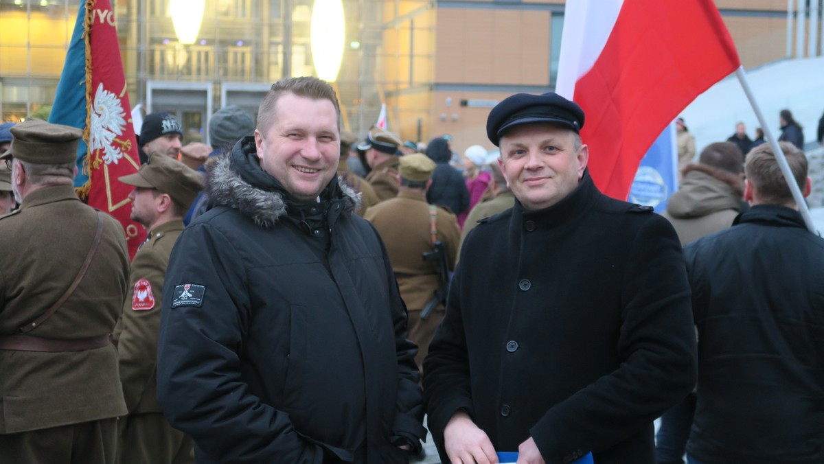 Szef lubelskiego KOD Krzysztof Kamiński spotkał się z wojewodą lubelskim Przemysławem Czarnkiem. Rozmowa dotyczyła słów, jakie wojewoda wypowiedział w trakcie Marszu Pamięci Żołnierzy Wyklętych. Zdaniem przedstawicieli Komitetu Obrony Demokracji Przemysław Czarnek obraził osoby walczące o demokrację.