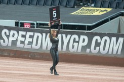 Seksowne dziewczyny nie znikną z żużlowej Grand Prix. 'Wykluczenie ich byłoby pogwałceniem praw kobiet'