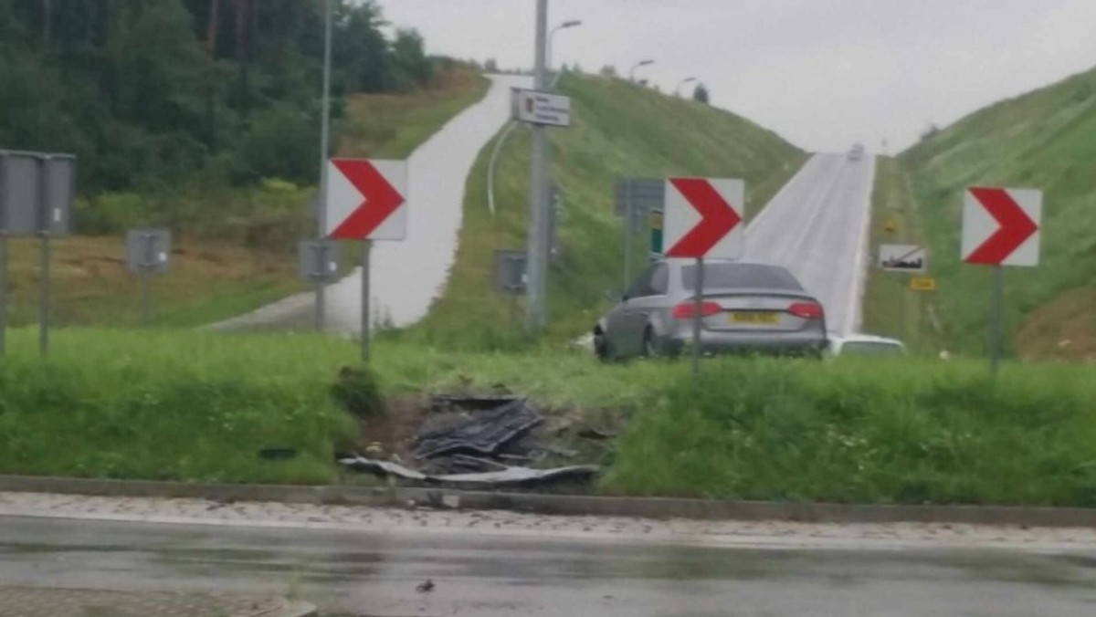 Staszów. Samochód zatrzymał się na rondzie. Kierowca uciekł