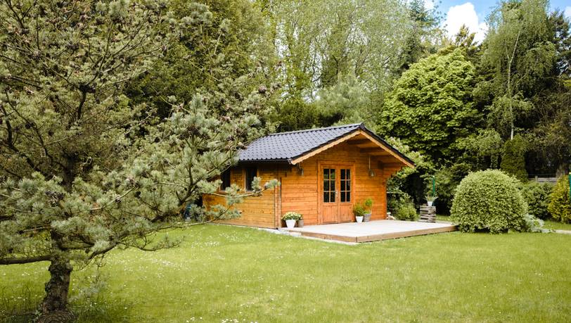 Beliebte Gartenhäuser aus Holz mit Spitzdach im Vergleich