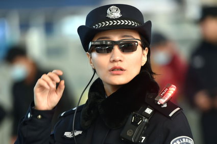 Policja w Chinach otrzymała okulary z funkcją rozpoznawania twarzy