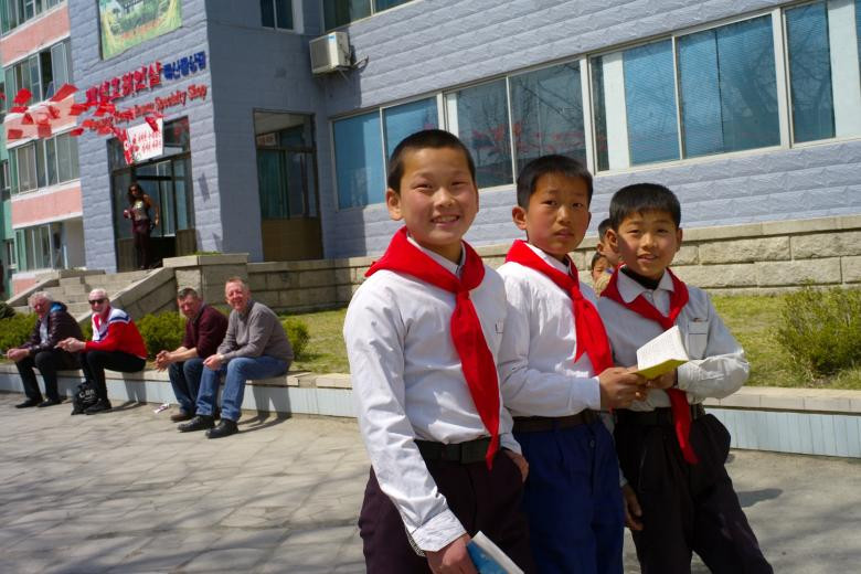 Dla uczniów z przygranicznego miasta Kaesong turyści są wyjątkowi – wielu z nich nigdy nie widziało obcokrajowca (fot. Koryo Tours)