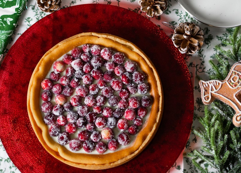 Sernik z żurawiną pięknie wygląda na stole.