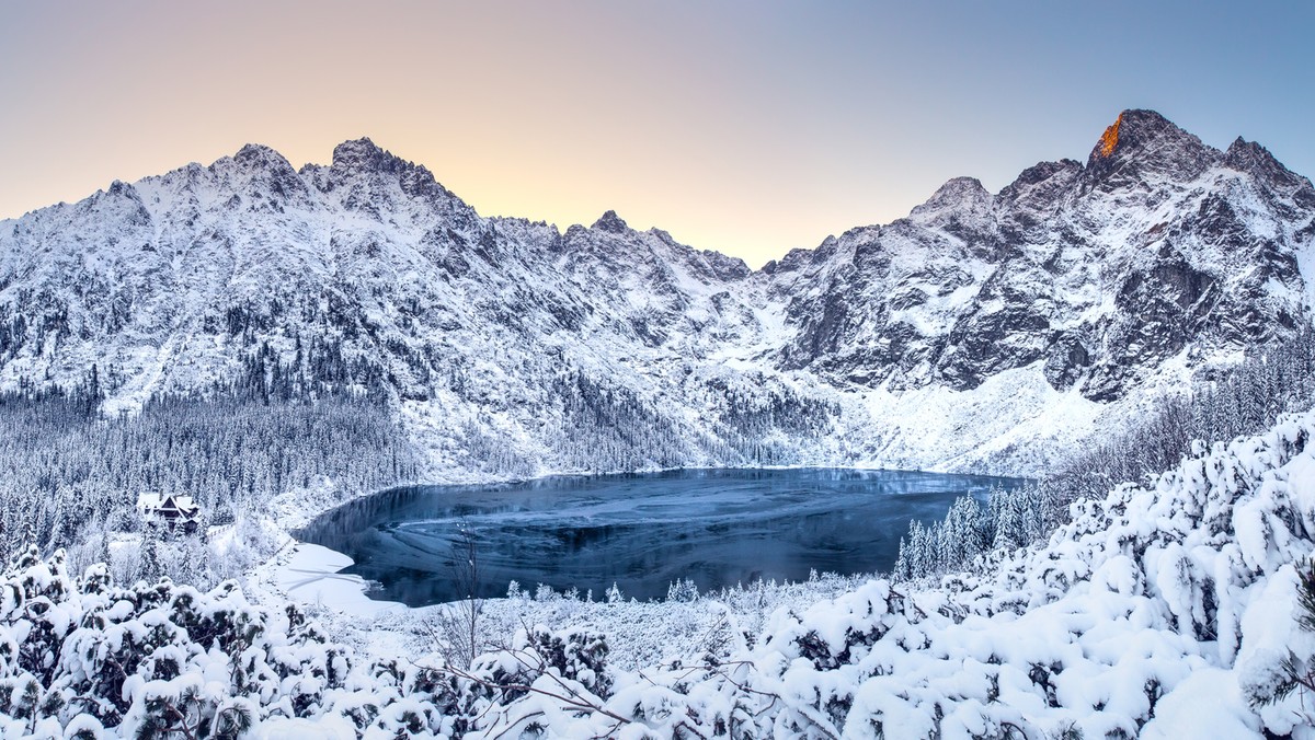 Tatrzańskie jeziora, w tym popularne wśród turystów Morskie Oko, zamarzają. Warstwa lodu jest jeszcze cienka. Służby Tatrzańskiego Parku Narodowego (TPN) apelują, aby nie wchodzić na lodową taflę, gdyż może się załamać.