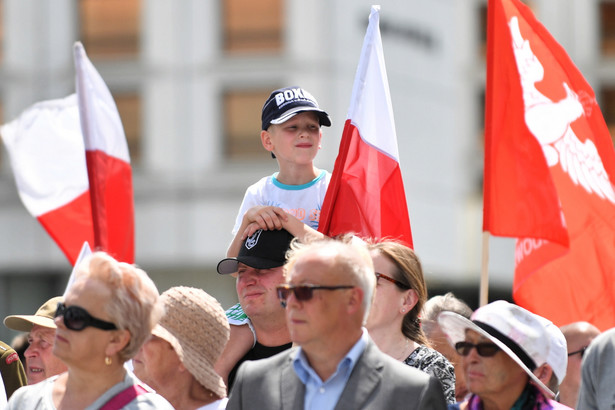 Mieszkańcy Warszawy obserwują zmianę posterunku honorowego i odczytanie Apelu Pomordowanych przy Grobie Nieznanego Żołnierza w Warszawie w ramach obchodów 75. rocznicy ludobójstwa Polaków na Wołyniu.