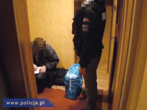 Pedofile to najczęściej grupy zamknięte i mające zaufanych odbiorców. W zeszłym roku polska policja przeprowadziła kilka akcji antypedofilskich. Wszyst­kie miały charakter międzynarodowy. Po lewej zdjęcie z akcji Krystyna II. Fot. Policja.