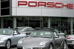 Porsche samochody przed salonem