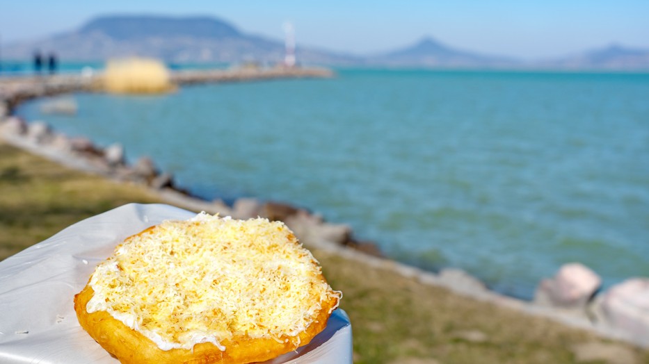 Mennyibe kerül a lángos a Balatonon? Fotó: Getty Images