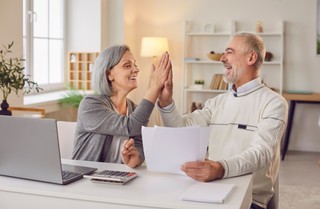 Dodatki do emerytury po 65 roku życia. Jakie dodatki do emerytury należą się osobom 65+? Oto lista i kwoty 2025