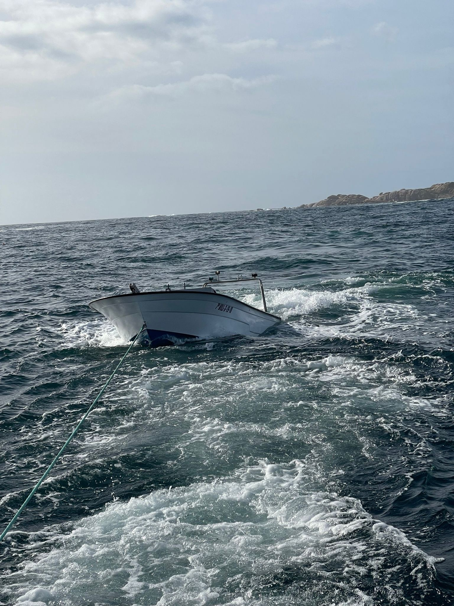 Rescatan a 3 tripulantes tras el vuelco de una embarcación en Corcubión