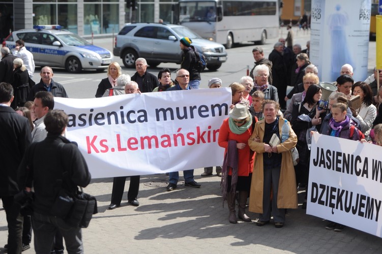 Protest parafian w obronie księdza Lemańskiego