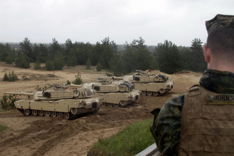 Saber Strike to wspólne ćwiczenia wojsk USA i państw Europy mające na celu poprawę współdziałania sojuszniczych armii. Cel ten realizowany jest poprzez szereg misji, które przygotowują 13 krajów uczestniczących w celu wspierania międzynarodowych działań interwencyjnych. Ćwiczenie odbywają się w wielu miejscach na terenie państw sojuszniczych miedzy innymi na Łotwie.

<br><br>  Fot. EPA / Valda Kalnina DOSTAWCA: PAP / EPA.