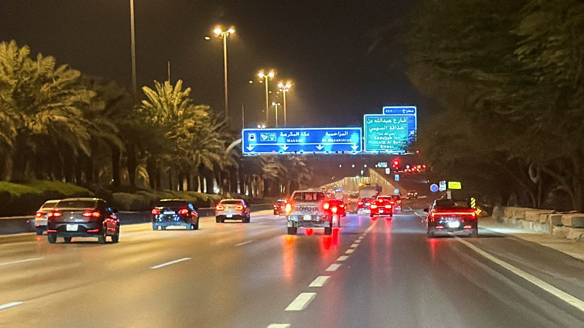 Vozidlá jazdia po ulici neďaleko diplomatickej štvrte v Rijáde