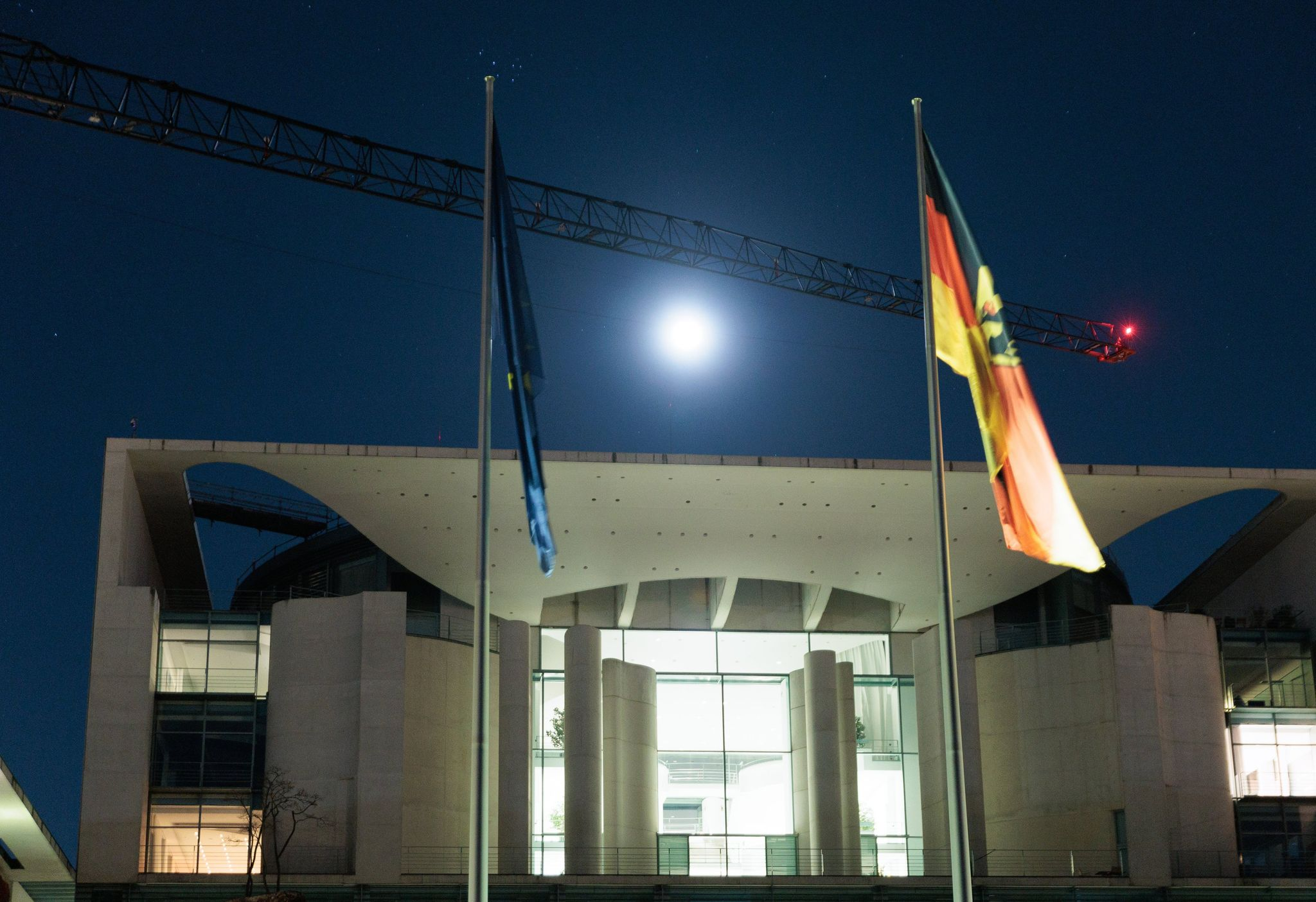 Merz warnt vor Stahl-Krise: 5,5 Millionen Jobs in Gefahr - Industriestrompreis gefordert