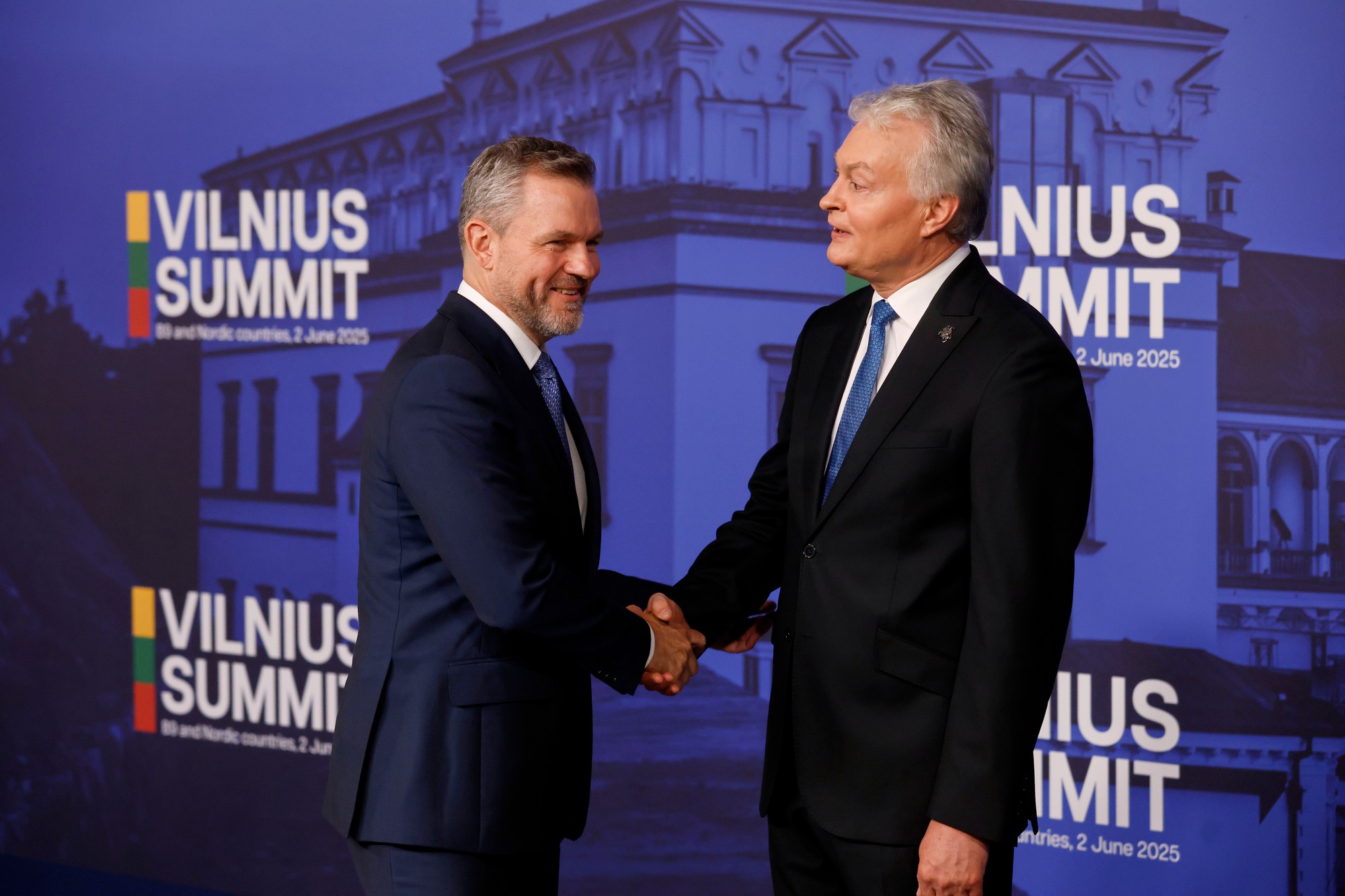 Litovský prezident Gitanas Nauseda víta slovenského prezidenta Petra Pellegriniho počas príchodu na summit vo Vilniuse.