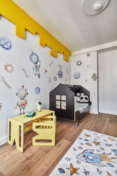 W pokoju dziecięcym znajdują się motywy nawiązujące do kosmosu i robotów Fot. Budzik Studio Stylizacja: Katarzyna Koszałka