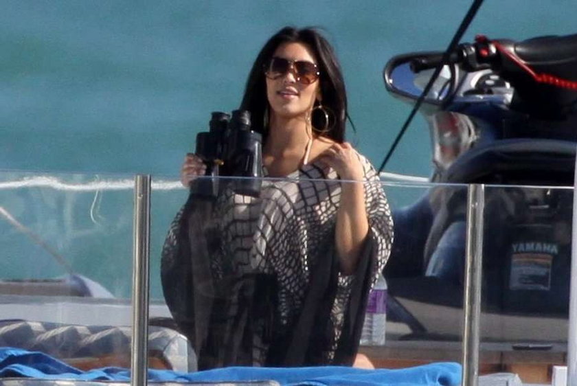 Kim Kardashian, Kourney Kardashian, piersi, łódka, jacht, opalanie