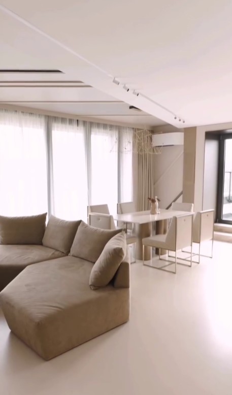 Wnętrza apartamentu są jasne i przestronne