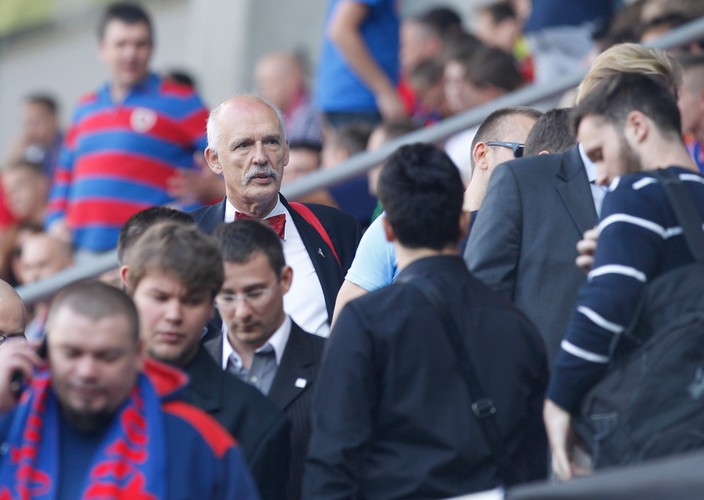 Kibic w muszce jest mniej awanturujący się. Korwin Mikke poszedł na mecz Piast - Legia