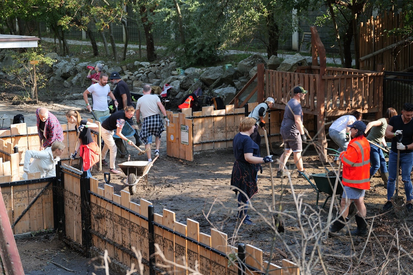 Vďaka pomoci takmer 200 dobrovoľníkov sa zoo podarilo dať do poriadku skôr.