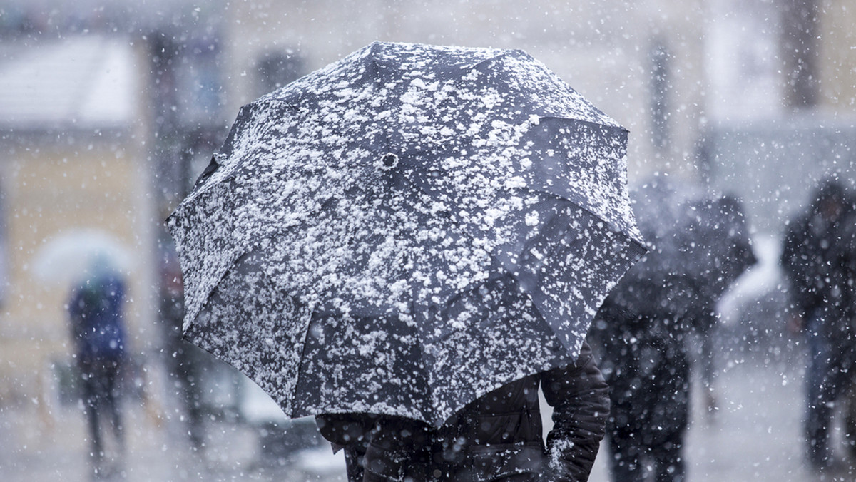 Uwaga na intensywne opady śniegu. Od północy obowiązują alerty wydane przez Instytut Meteorologii i Gospodarki Wodnej. Komunikaty dotyczą woj.: mazowieckiego, łódzkiego, świętokrzyskiego, śląskiego, małopolskiego, dolnośląskiego i opolskiego.