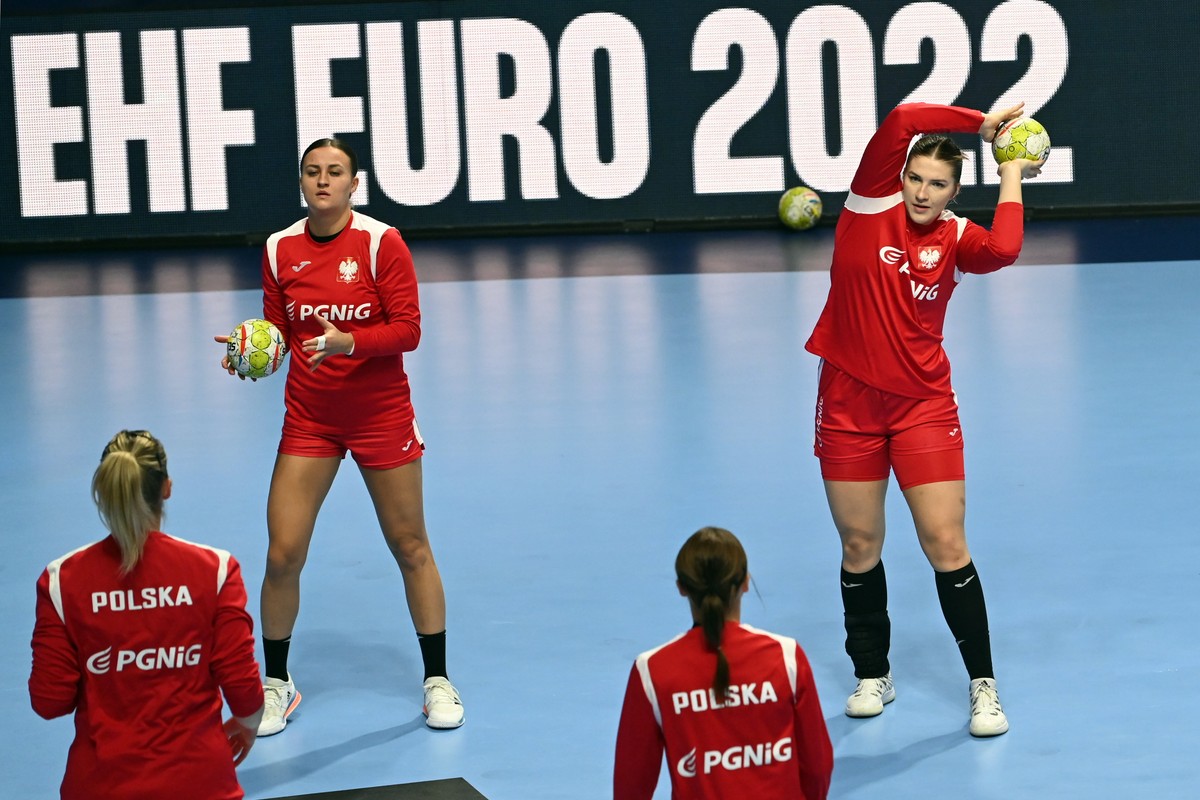 Emilia Galińska (L) i Aleksandra Olek (P) podczas rozgrzewki przed meczem grupy D mistrzostwach Europy piłkarek ręcznych