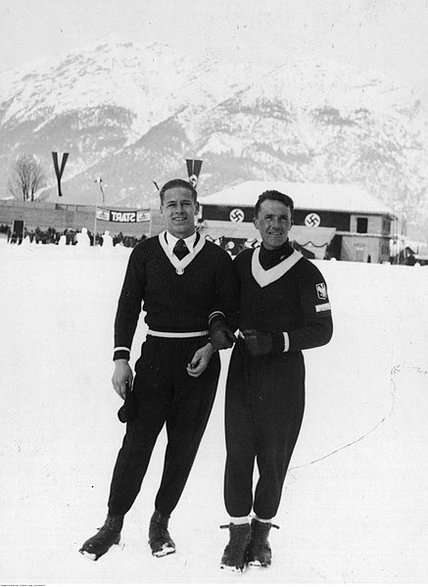 Stanisław Marusarz i Bronisław Czech podczas Międzynarodowych Zawodów Narciarskich w Garmisch-Partenkirchen w 1935 roku. Domena publiczna