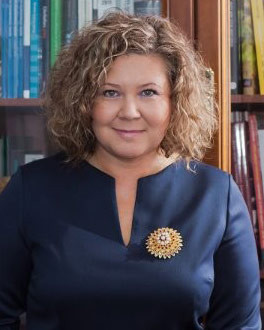 Magdalena Gaj- ekspertka Krajowej Izby Gospodarki Cyfrowej, wiceminister infrastruktury w latach 2009-2011, wiceminister administracji i cyfryzacji w latach 2011-2012, prezes UKE w latach 2012-2016