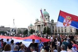 Protesty w Serbii eskalują. Okrążono siedzibę rządu