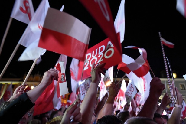 Zamość, 10.07.2020. Wybory prezydenckie 2020 - II tura. Mieszkańcy miasta podczas finału kampanii wyborczej prezydenta Andrzeja Dudy na Rynku w Zamościu, 10 bm. W II turze ubiegający się o reelekcję urzędujący prezydent rywalizuje z prezydentem Warszawy Rafałem Trzaskowskim. (kf) PAP/Wojtek Jargiło