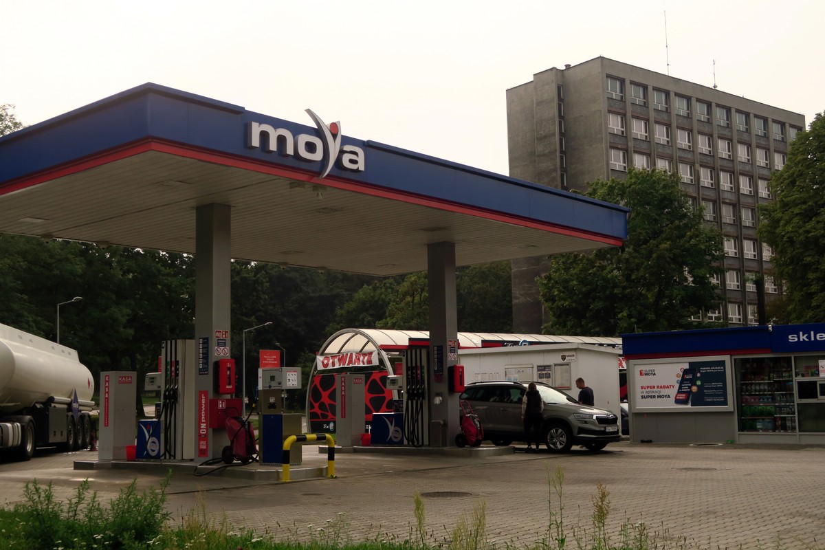 Stacje paliw w Polsce. Trzeci na rynku goni liderów, zmniejsza sieć niedawny debiutant