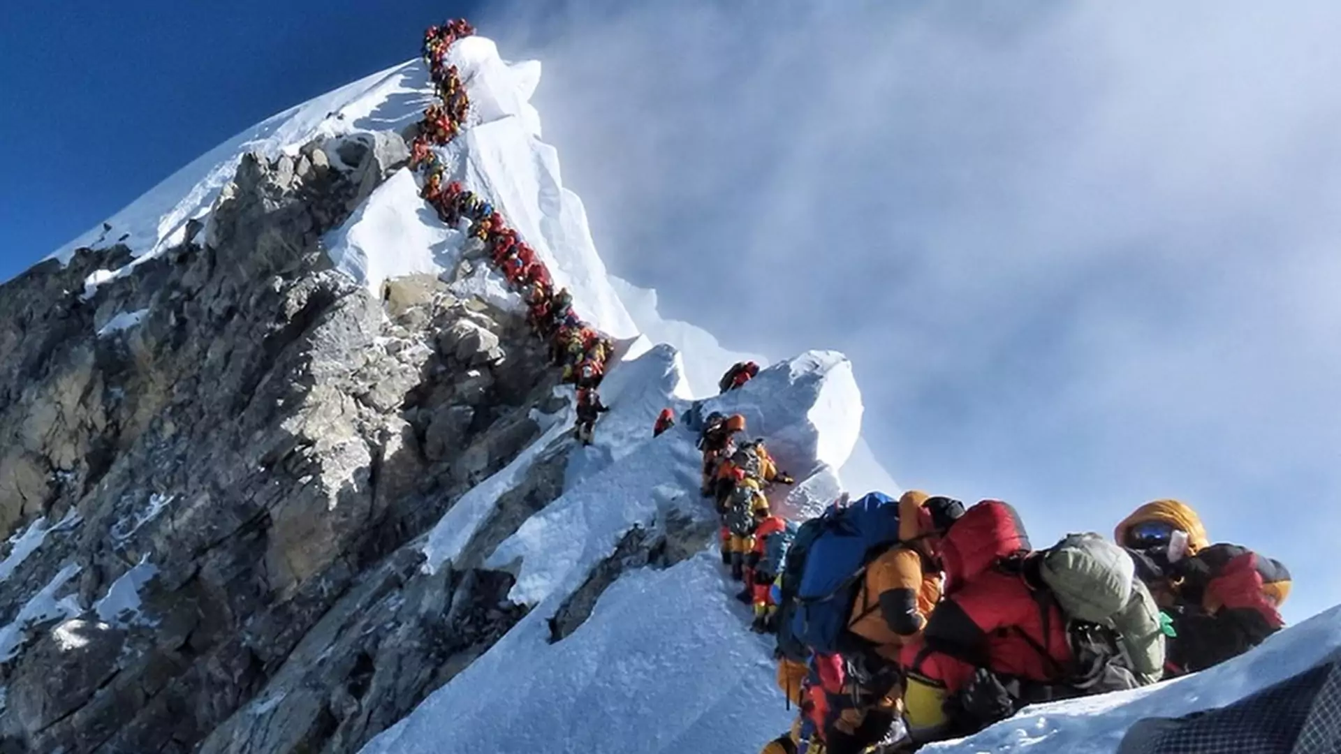 Korek pod Mount Everestem. W kolejce stało 320 himalaistów