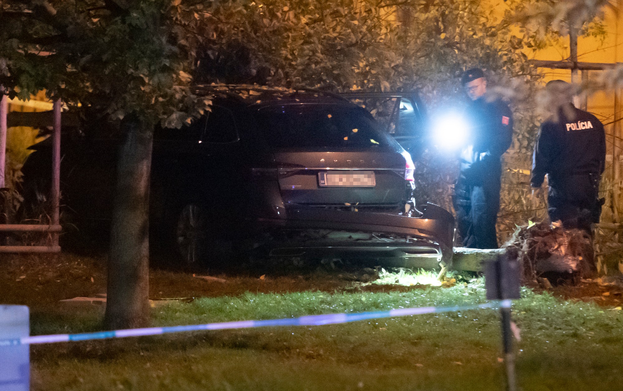 V centre Bratislavy narazilo v nedeľu 2.10.2022 o 22.24 h auto s opitým vodičom do zastávky mestskej hromadnej dopravy, kde sa nachádzali ľudia. 