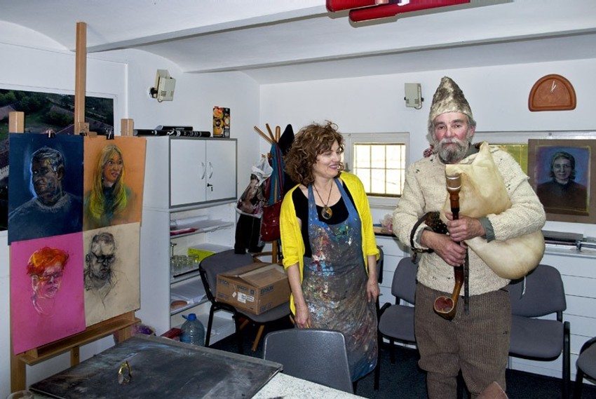 Ella Fleš i gajdaš Branisilav Zarić koji je takođe pozirao