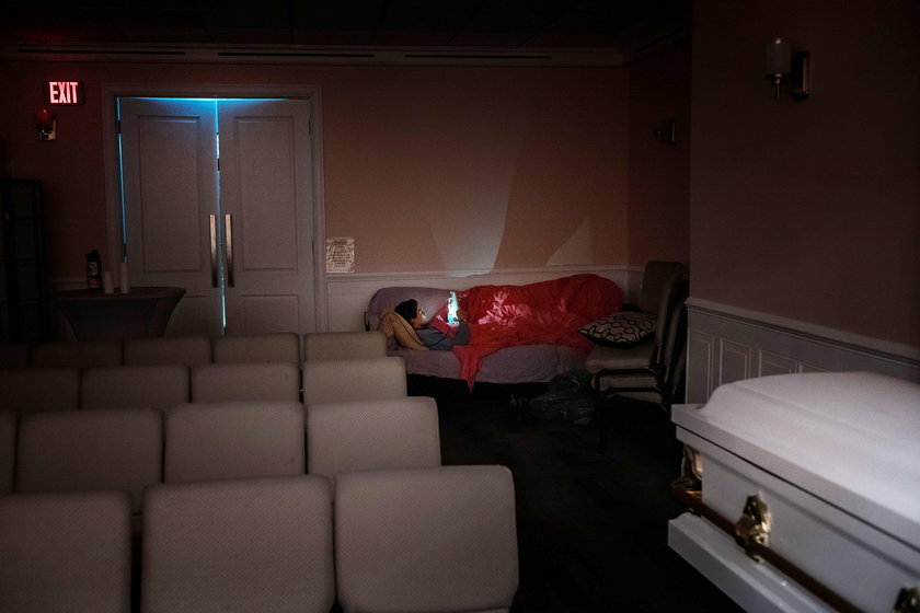 Przez epidemię dyrektorka domu pogrzebowego śpi obok martwych ciał