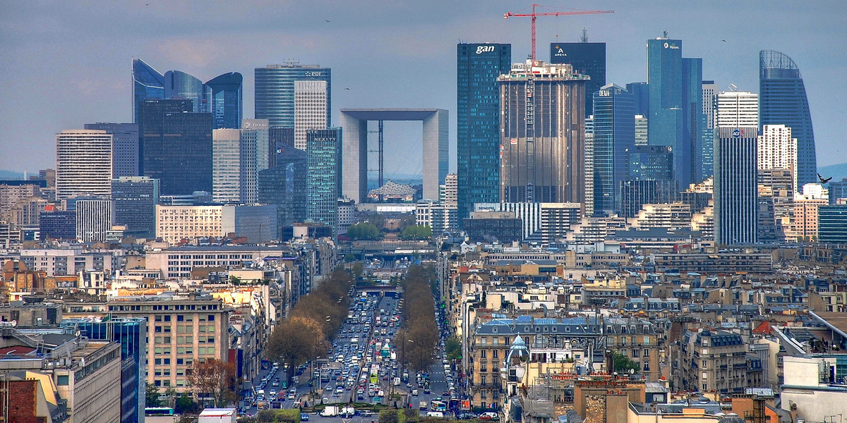 Dzielnica La Défense na tle zachodniej panoramy Paryża, widziana z Łuku Triumfalnego