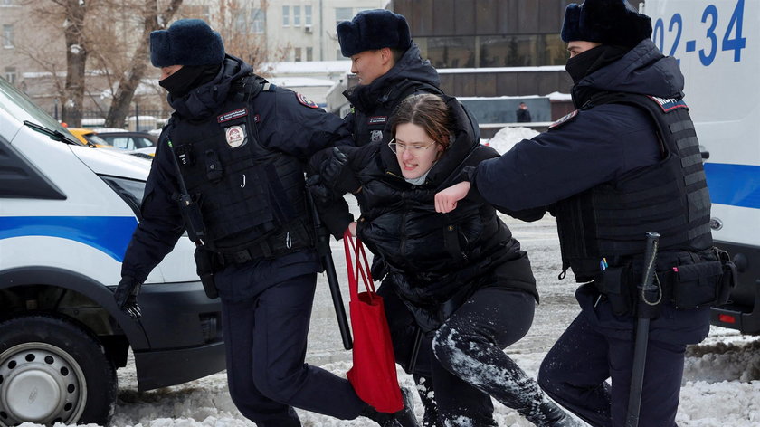 Rosyjska policja represjonuje osoby, które chcą upamiętnić Aleksieja Nawalnego