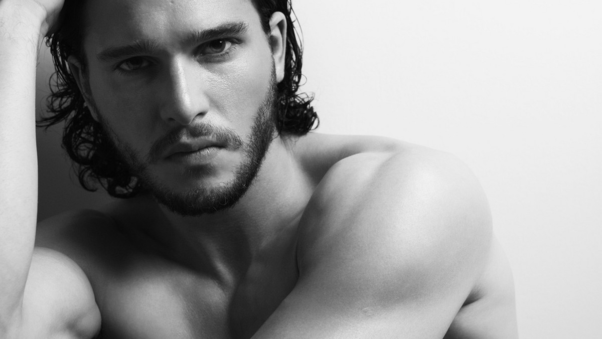 Kit Harington, znany z roli Jona Snowa w "Grze o tron", zwraca uwagę na to, jak bardzo ważna w Hollywood jest uroda. Podkreśla jednak, że nie tylko kobiety są oceniane ze względu na wygląd - mężczyźni także.