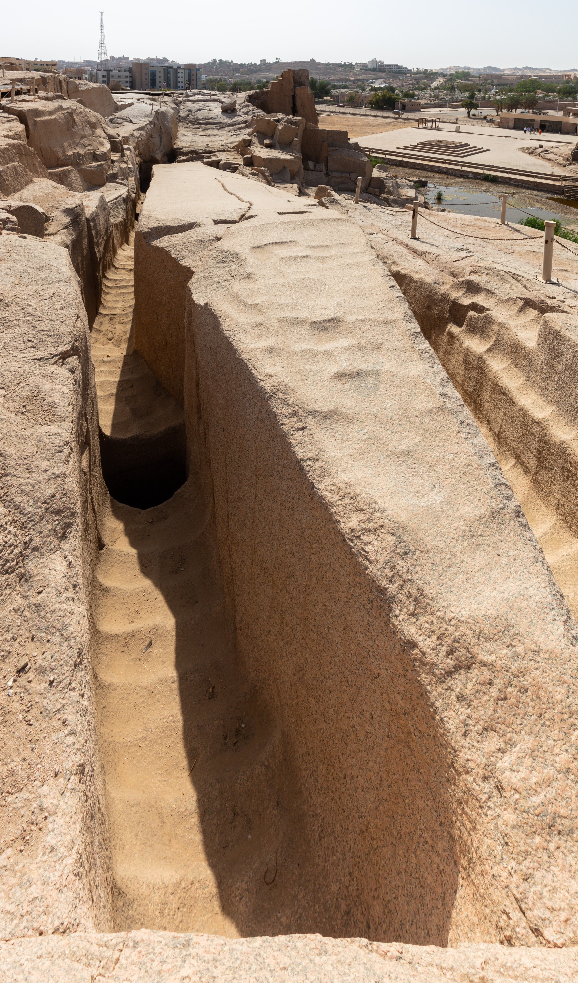 Prečo sa nedokončený obelisk nachádza tak ďaleko od Gízy?